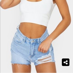 Pretty Little Thing - High waisted Distresses Denim Shorts